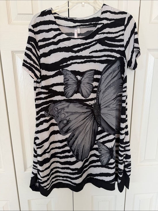 Cristina Love Dresses & Skirts - Christina Love butterflies rhinestone 🐈‍⬛